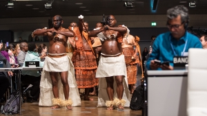 Die Bewohner der Fidschi Inseln wurden bei der Eröffnung der Bonner Klimakonferenz, zu der sage und schreibe 25.000 Teilnehmer angemeldet wurden, medienwirksam instrumentalisiert.