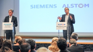 Auf einer gemeinsamen Pressekonferenz in Paris haben die Vorstandsvorsitzenden Joe Kaeser, Siemens AG (l.), und Henri Poupart-Lafarge, Alstom (r.), die Schaffung eines europäischen Champions für Mobilitätslösungen verkündet.