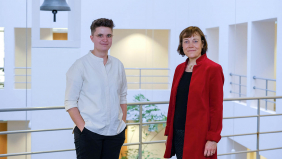 Die Ratsvorsitzende der EKD, Bischöfin Annette Kurschus (rechts) und Anna-Nicole Heinrich, Präses der EKD-Synode.