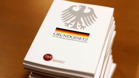 Das Grundgesetz garantiert mit dem Artikel 5 die Meinungs- und Pressefreiheit. Von Missbrauch ist freilich nicht die Rede.