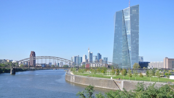 Viele namhafte Volkswirtschaftler kritisieren die Niedrigzinspolitik der EZB (Bild Sitz der Zentralbank in Frankfurt), die der EU-Feindlichkeit Vorschub leiste.