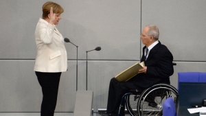 Bundeskanzlerin Angela Merkel bei ihrer Vereidigung durch Bundestagspräsident Wolfgang Schäuble.