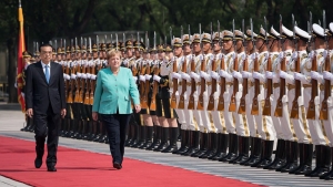 Der 12. China-Besuch der Kanzlerin stand ganz im Zeichen der Wirtschaftsbeziehungen: Merkel und Ministerpräsident Li Keqiang wollen Multilateralismus und kein Abschotten.