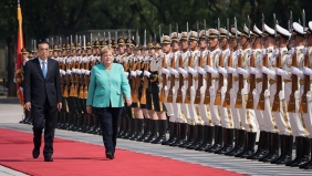 Der 12. China-Besuch der Kanzlerin stand ganz im Zeichen der Wirtschaftsbeziehungen: Merkel und Ministerpräsident Li Keqiang wollen Multilateralismus und kein Abschotten.