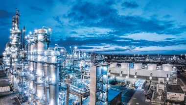 Investieren Firmen – Bild: neue Acetylen-Anlage der BASF in Ludwigshafen -  aufgrund hoher Energiepreise künftig  noch in Deutschland?