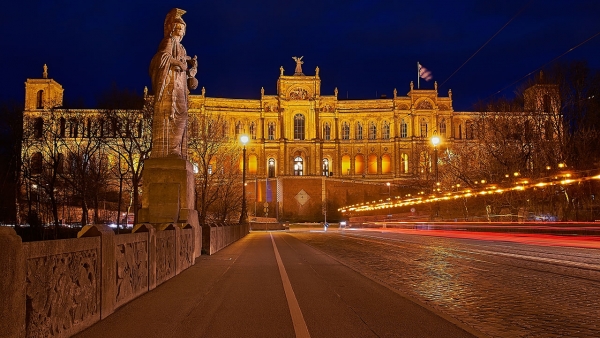 Im Maximilianeum in München – Sitz des Bayerischen Landtages – werden die politischen Karten neu gemischt.