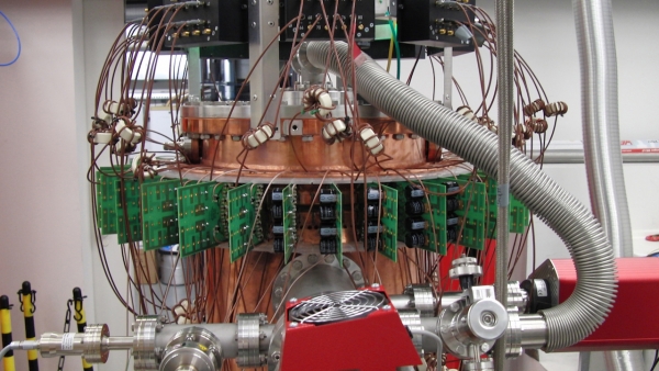 Siemens-Forscher entwickeln gemeinsam mit russischen Kollegen im Rahmen der strategischen Partnerschaft mit dem Forschungszentrum Skolkovo einen Hochfrequenz-Generator, der auf neuartigen Siliciumkarbid-Transistoren basiert und sehr kompakte, robuste und energieeffiziente Teilchenbeschleuniger ermöglicht.