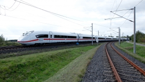 Im Dezember 2017 soll die endlich dann fertiggestellte Strecke Berlin-München in Betrieb genommen werden. Die Fahrzeit verkürzt sich mit dem Sprinter dann auf knapp 4 Stunden.