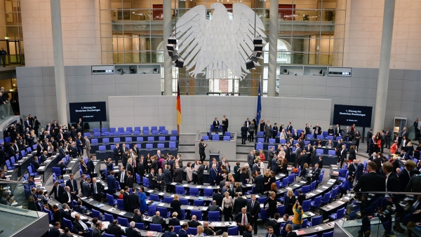 Schlüsselrolle Parlament: Auf Vorschlag des Bundespräsidenten entscheidet der Bundestag, wer an der Spitze der Bundesregierung als Bundeskanzler bzw. Bundeskanzlerin steht. Wird der oder die Regierungschef(in) im Bundestag durch eine erneute Große Koalition getragen oder durch wechselnde Mehrheiten? Schließlich bleibt die Option Neuwahlen.