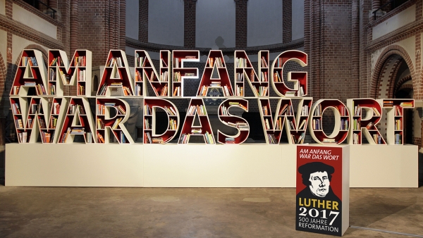 &bdquo;Am Anfang war das Wort&ldquo; &ndash; leider standen die traditionellen Botschaften bei einer immer st&auml;rker politisierenden evangelischen Kirche oft nicht im Vordergrund der Gottesdienste w&auml;hrend des Lutherjahres 2017. Daf&uuml;r greifen Kirchenleitungen und evangelische Bisch&ouml;fe Themen wie Dieselantrieb, Kohlekraftwerke und andere Dinge auf. Die Kirchen verloren seit der Wiedervereinigung bis 2016 &uuml;ber 12 Millionen Mitglieder.