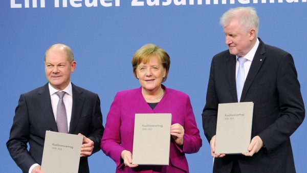 Noch präsentieren sie den Koalitionsvertrag. Doch wie lange wird die neue Bundesregierung halten? Der erste Dissens ist zwischen Merkel und Seehofer schon da.