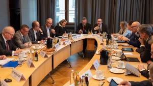 Bayerns Wirtschaftsminister Hubert Aiwanger leitet den Runden Tisch zum Thema Auswirkungen des Corona-Virus.